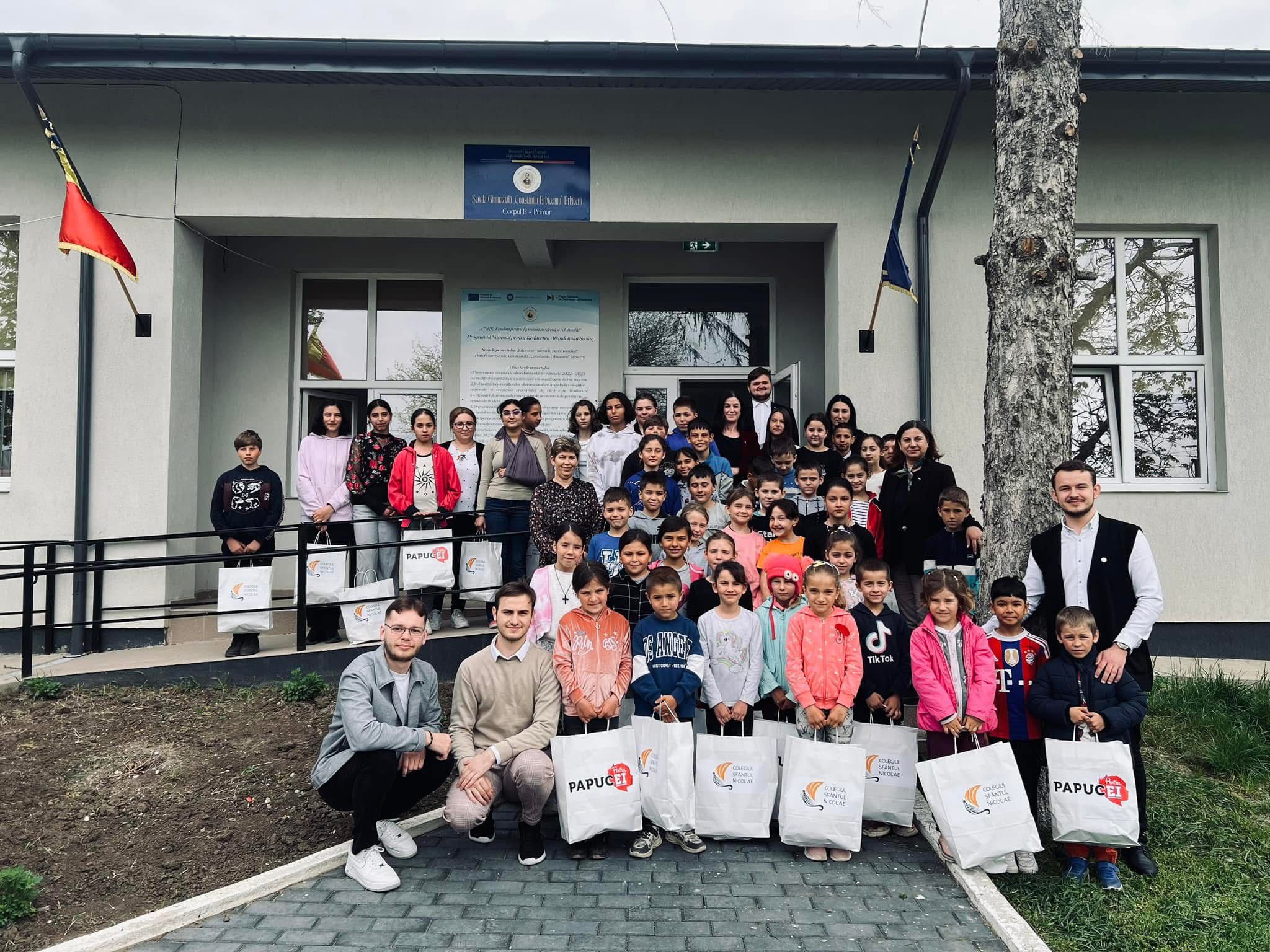 cutia cu papucei pentru ei